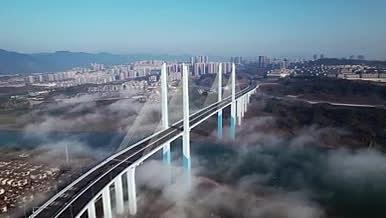 4k航拍云雾缭绕的跨江大桥视频的预览图